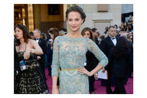 alicia vikander red carpet alfombra roja oscars 2013