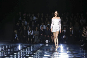 Look Balenciaga Primavera 2015 escote off the shoulder