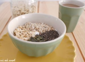 Desayuno completo con yogur, cereales, semillas